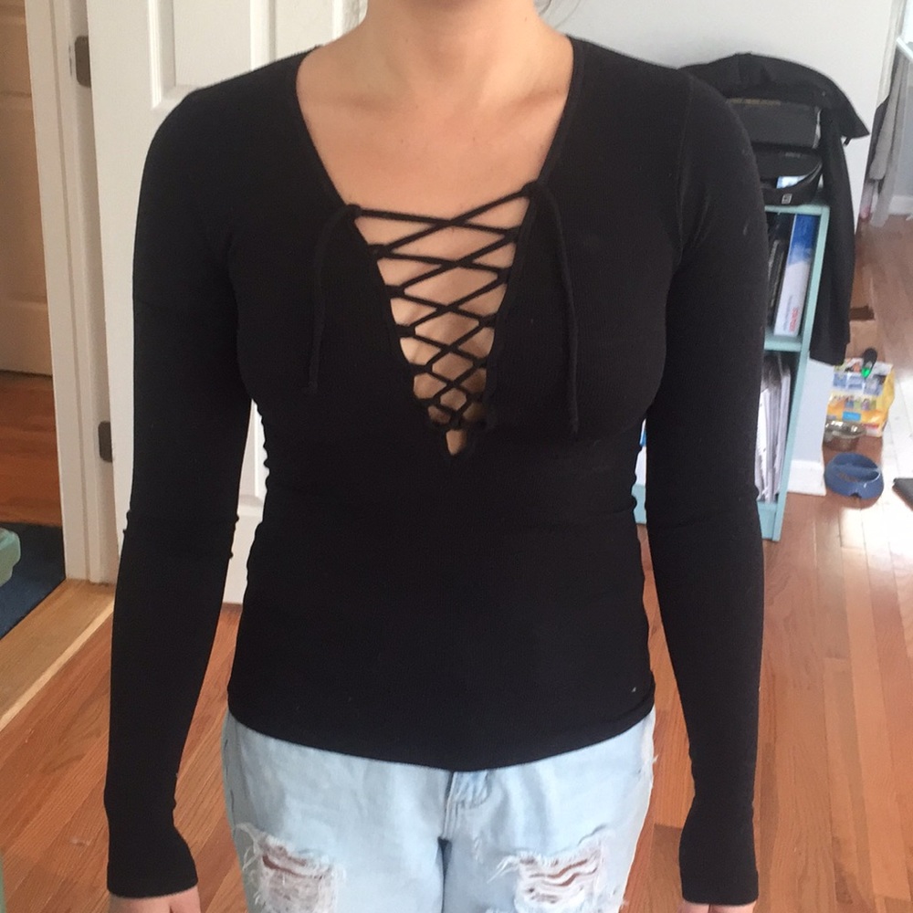 Tight black lace up shirt - Picture 1 of 2
